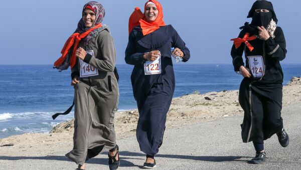نساء فلسطينيات يشاركن في ماراثون الركض في إطار فعالية انهاء العنف ضد النساء في خان يونس، قطاع غزة،1 ديسمبر 2019 - سبوتنيك عربي