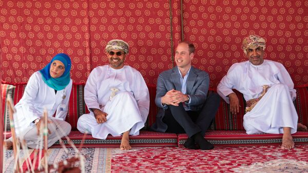 الأمير وليام يجلس بداخل خيمة في سلطنة عمان، 4 ديسمبر/ كانون الأول 2019 - سبوتنيك عربي