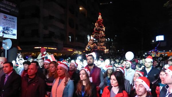 أمنيات السوريين تضيئ شجرة الميلاد في اللاذقية - سبوتنيك عربي