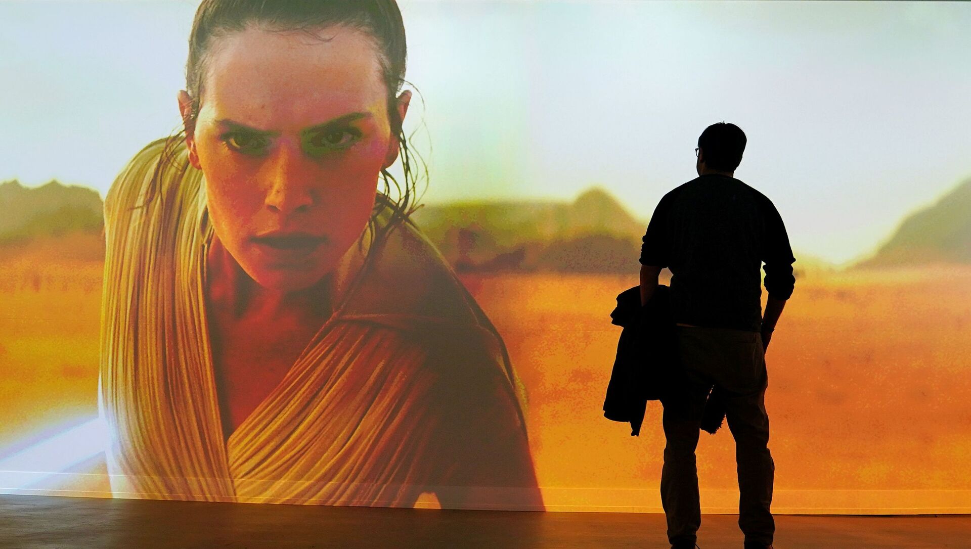 رجل يشاهد إعلان فيلم Star Wars: The Rise of Skywalker - سبوتنيك عربي, 1920, 31.05.2021
