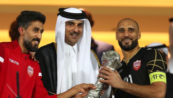 أمير قطر تميم بن حمد يسلم كأس الخليج لمنتخب البحرين - سبوتنيك عربي