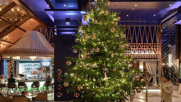 شجرة عيد الميلاد التي تبلغ قيمتها الإجمالية 11.9 مليون جنبه إسترليني في فندق كيمبينسكي أوتيل باهيا، إسبانيا 2019 - سبوتنيك عربي