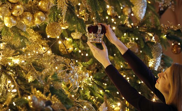 شجرة عيد الميلاد زينتها من الذهب في قلعة وندسور، إنجلترا 2018 - سبوتنيك عربي