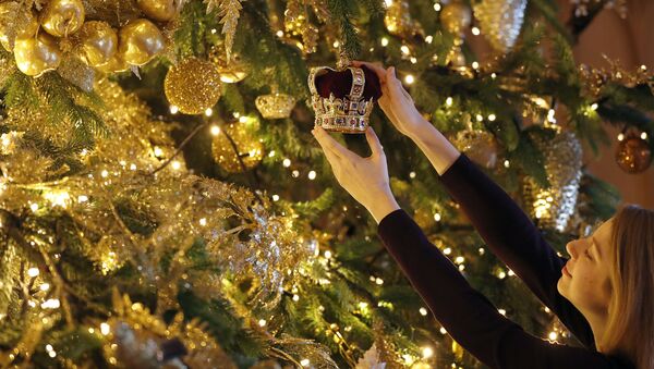 شجرة عيد الميلاد زينتها من الذهب في قلعة وندسور، إنجلترا 2018 - سبوتنيك عربي