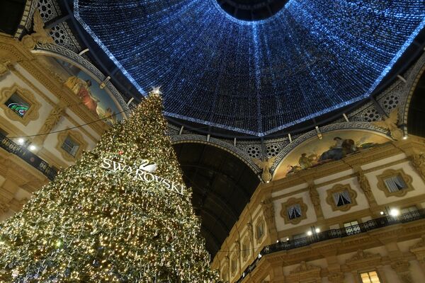شجرة عيد الميلاد مزينة بكريستال سواروفسكي في متجر غاليريا فيتوريو إيمانويل الثاني في ميلانو، إيطاليا 2019 - سبوتنيك عربي