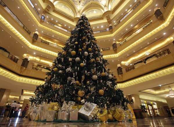 شجرة عيد الميلاد مزينة بمجوهرات ثمينة  تقدر بسعر11 مليون دولار، في بهو فندق قصر الإمارات في أبو ظبي، عام 2010 - سبوتنيك عربي