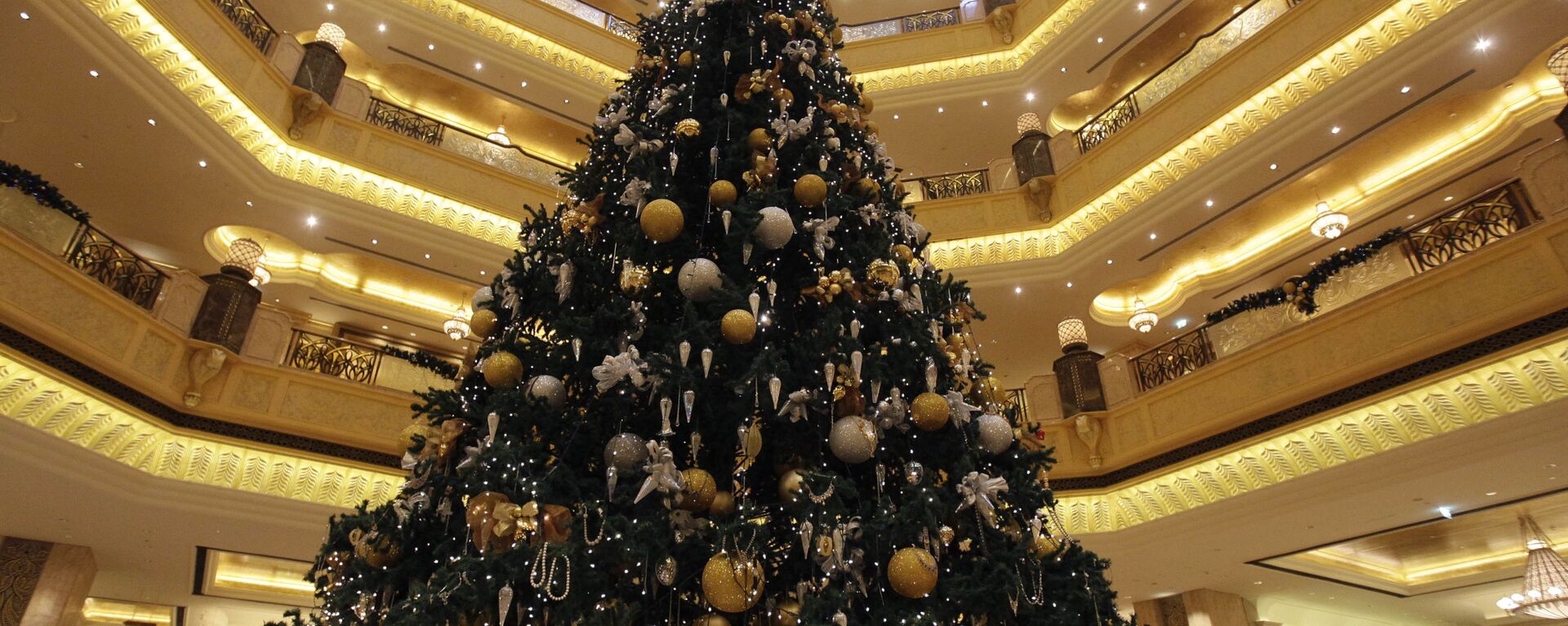 شجرة عيد الميلاد مزينة بمجوهرات ثمينة  تقدر بسعر11 مليون دولار، في بهو فندق قصر الإمارات في أبو ظبي، عام 2010 - سبوتنيك عربي, 1920, 29.12.2023