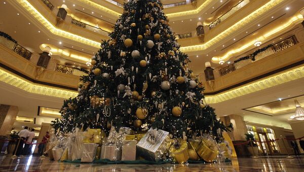 شجرة عيد الميلاد مزينة بمجوهرات ثمينة  تقدر بسعر11 مليون دولار، في بهو فندق قصر الإمارات في أبو ظبي، عام 2010 - سبوتنيك عربي
