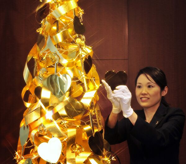 شجرة عيد الميلاد الذهبية في متجر للمجوهرات تاناكا كيكينزوكو (Tanaka Kikinzoku)، بسعر 1.95 مليون دولار في طوكيو، اليابان 2011 - سبوتنيك عربي