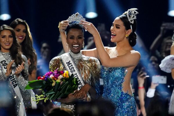 الفائزة بلقب ملكة جمال الكون من جنوب أفريقيا زوزيبيني تونزي، أتلانتا، جورجيا 8 ديسمبر 2019 - سبوتنيك عربي
