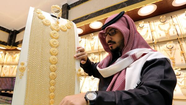 صائغ سعودي يعرض على أحد العملاء قلادة من الذهب في متجر للمجوهرات في الرياض - سبوتنيك عربي