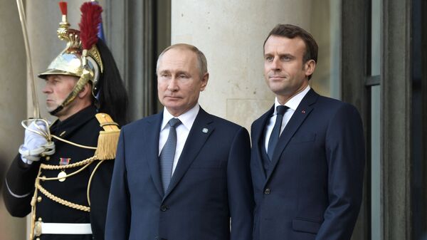 الرئيس الأوكراني فلاديمير زيلينسكي والرئيس الروسي فلاديمير بوتين والرئيس الفرنسي إيمانويل ماكرون يحضرون اجتماعًا لقادة رباعي نورماندي في قصر الإليزيه في باريس - سبوتنيك عربي