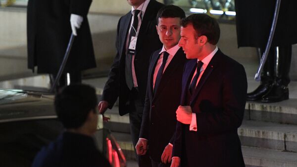 قمة نورماندي في باريس - الرئيس الفرنسي إيمانويل ماكرون والرئيس الأوكراني فلاديمير زيلينسكي، 10 ديسمبر 2019 - سبوتنيك عربي