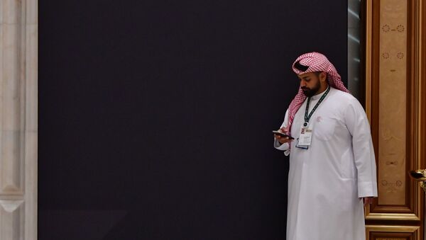 مواطن سعودي ينظر إلى هاتفه الذكي في العاصمة السعودية الرياض - سبوتنيك عربي