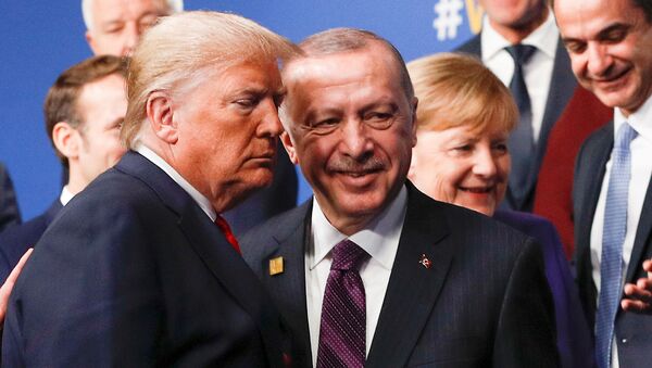 الرئيس الأمريكي دونالد ترامب والرئيس التركي رجب طيب أردوغان يغادران المنصة بعد صورة جماعية خلال قمة الناتو في واتفورد ببريطانيا - سبوتنيك عربي