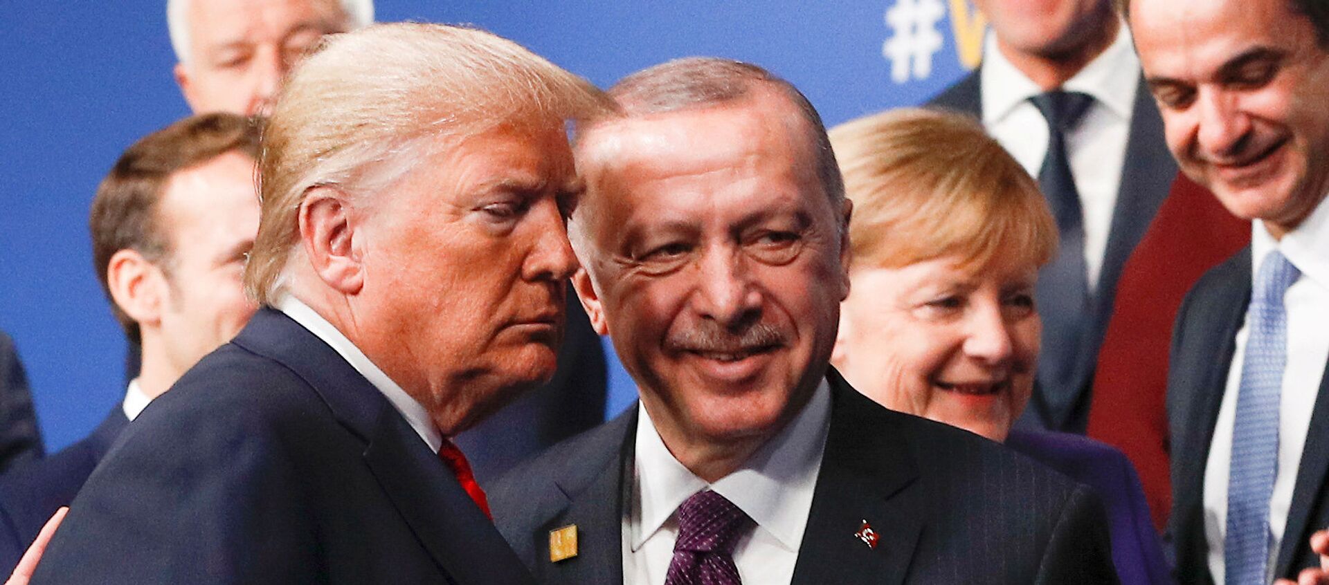 الرئيس الأمريكي دونالد ترامب والرئيس التركي رجب طيب أردوغان يغادران المنصة بعد صورة جماعية خلال قمة الناتو في واتفورد ببريطانيا - سبوتنيك عربي, 1920, 01.10.2021