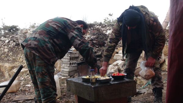 الجنود السوريين على خطوط التماس مع الإرهاب والحصار وقسوة الطبيعة بريف اللاذقية - سبوتنيك عربي