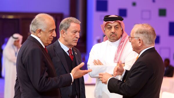 وزير الدولة القطري لشؤون الدفاع، خالد العطية، ووزير الدفاع التركي، خلوصي أكار، أثناء منتدى الدوحة 2019 - سبوتنيك عربي