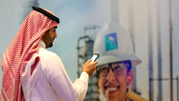 متابعة اكتتاب شركة أرامكو السعودية في سوق الأوراق المالية  في الرياض، السعودية 11 ديسمبر 2019 - سبوتنيك عربي