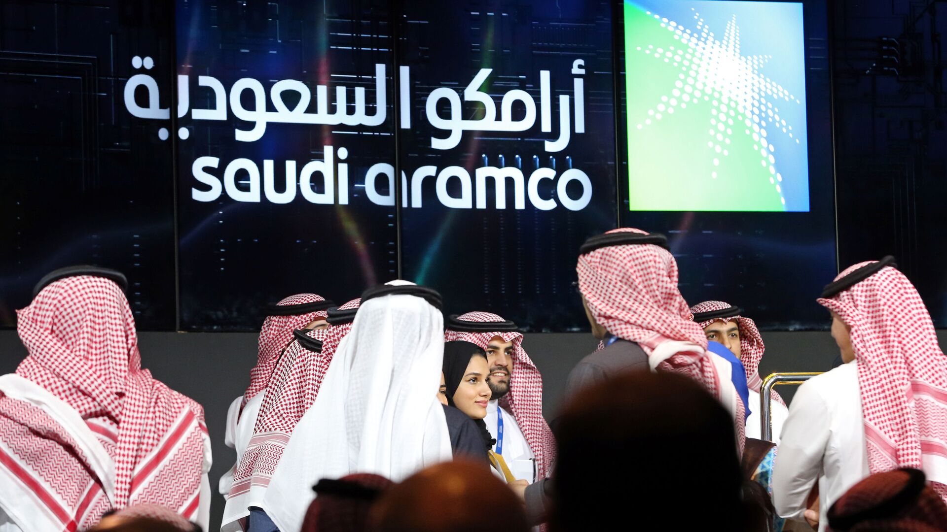 متابعة اكتتاب شركة أرامكو السعودية في سوق الأوراق المالية  في الرياض، السعودية 11 ديسمبر 2019 - سبوتنيك عربي, 1920, 26.10.2021
