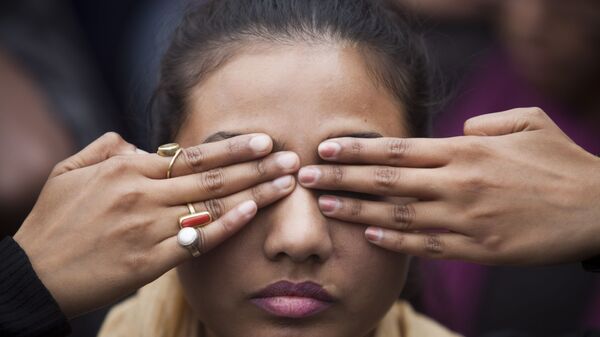 فتاة هندية تشارك في فاعلية احتجاجا على انتشار الاغتصاب في البلاد - سبوتنيك عربي