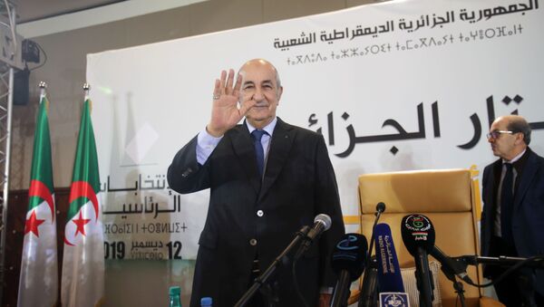 الرئيس المنتخب حديثًا عبد المجيد تيبون يحضر مؤتمرا صحفيا في الجزائر  - سبوتنيك عربي
