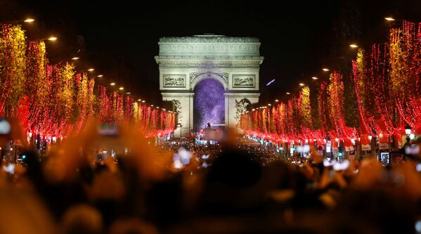 أضواء أعياد الميلاد ورأس السنة تنير قوس النصر في الشانزلزيه في باريس، فرنسا 24 نوفمبر 2019 - سبوتنيك عربي