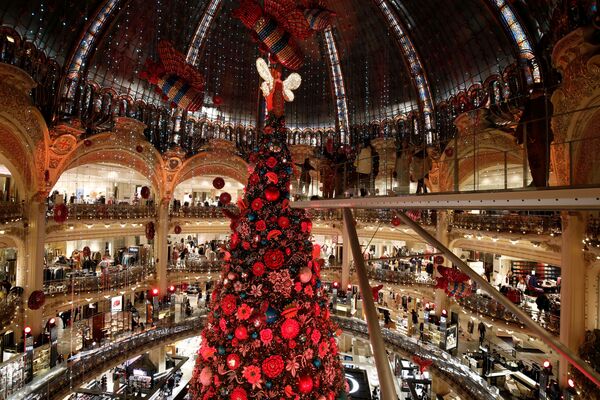 شجرة عيد الميلاد وسط قاعة المركز التجاري غاليري لافاييت في باريس، فرنسا 21 نوفمبر 2019 - سبوتنيك عربي