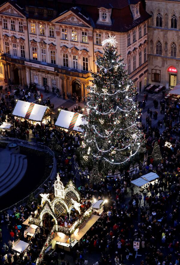 شجرة عيد الميلاد في ساحة البلدة القديمة في براغ، التشيك1 ديسمبر 2019 - سبوتنيك عربي