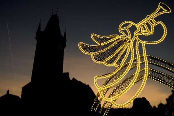 زينة رأس السنة وعيد الميلاد في ساحة البلدة القديمة في براغ، التشيك 4 ديسمبر 2019 - سبوتنيك عربي