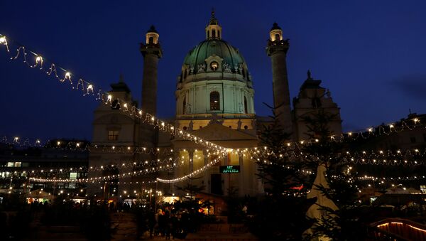 زينة رأس السنة وعيد الميلاد في ساحة أمام كاتدرائية كارلسكيرخ (Karslkirch ) في فيينا، النمسا 4 ديسمبر 2019 - سبوتنيك عربي