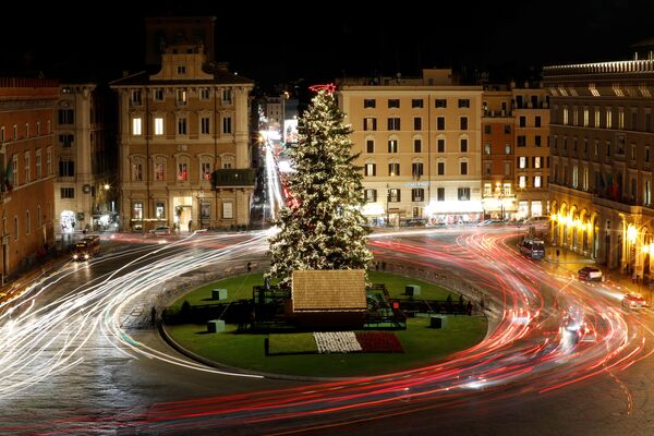 شجرة عيد الميلاد في بيازا فينيسيا في روما، إيطاليا 11 ديسمبر 2019 - سبوتنيك عربي