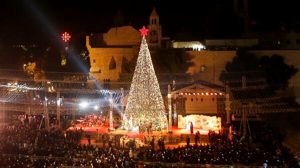 مراسم الاحتفال بمناسبة إضاءة شجرة عيد الميلاد في ساحة مانجر (ساحة كنيسة المهد) في في بيت لحم، الضفة الغربية، 30 نوفمبر 2019  - سبوتنيك عربي