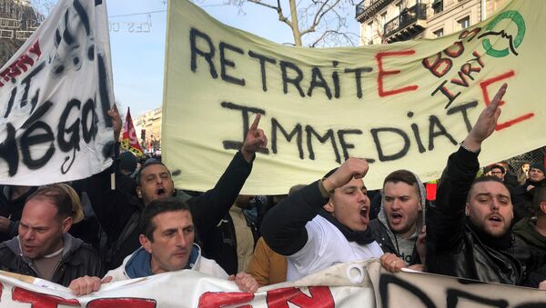 أعضاء النقابة العمالية الفرنسية والعمال المضربون يشاركون في مظاهرات باريس، 17 ديسمبر/ كانون الأول 2019 - سبوتنيك عربي