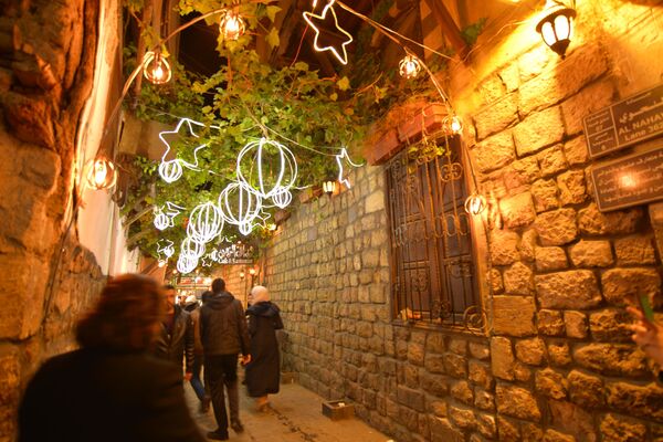 زينة أعياد الميلاد ورأس السنة في القيمرية بدمشق القديمة، سوريا - سبوتنيك عربي