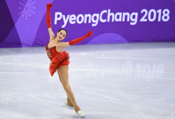 ألينا زاغيتوفا خلال فقرة فنية حرة للتزحلق على الجليد في إطار الألعاب الأولمبية الشتوية الـ23 في بيونغتشانغ، كوريا الجنوبية  12 فبراير 2018 - سبوتنيك عربي