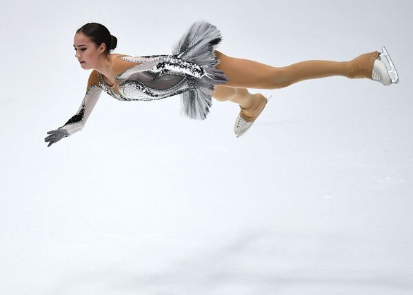 ألينا زاغيتوفا خلال مشاركتها في فقرة فنية في بطولة روسيا للتزحلق على الجليد في مدينة سان بطرسبورغ، روسيا 22 ديسمبر 2017 - سبوتنيك عربي