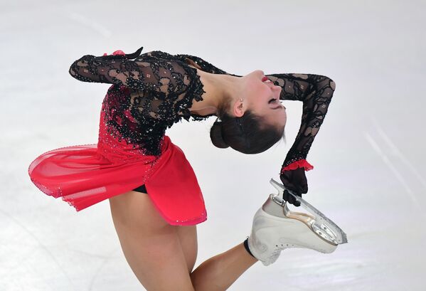 ألينا زاغيتوفا خلال فقرة فنية حرة للتزحلق الفردي على الجليد بين النساء، في إطار بطولة روسيا للجائزة الكبرى للتزحلق على الجليد في سارانسك الروسية، 22ديسمبر 2018 - سبوتنيك عربي