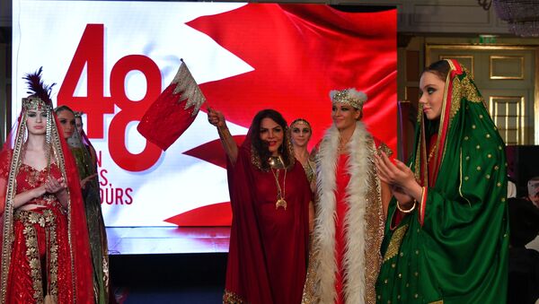 مصممة أزياء بحرينية كبرى القصير في إطار الاحتفال بيوم استقلال البحرين، في موسكو، 17 ديسمبر 2019 - سبوتنيك عربي