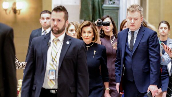رئيسة مجلس النواب نانسي بيلوسي تعبر قاعة ستاتوري قبل التصويت في مجلس النواب الأمريكي على توجيه الاتهام ضد الرئيس الأمريكي دونالد ترامب في الكابيتول هيل في واشنطن  - سبوتنيك عربي