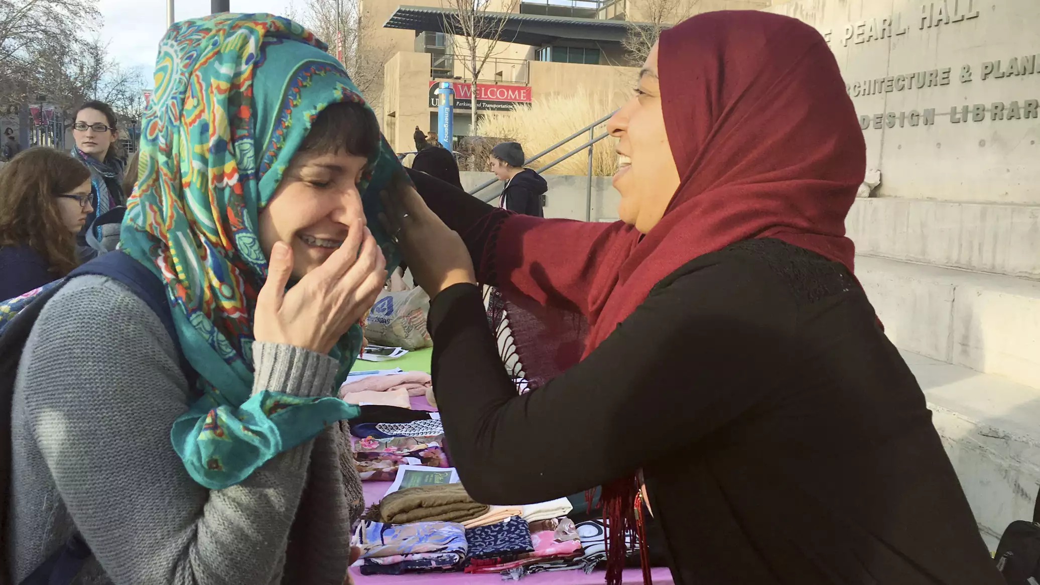 دعوى قضائية ضد شرطة أريزونا لنزعها حجاب مسلمات خلال مظاهرة داعمة لفلسطين.. فيديو