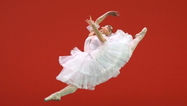 ميلينا فيدان، راقصة من معهد موسكو للرقص، أثناء مشاركتها في مسابقة روسيا الرابعة لفناني الباليه الروسي في المسرح الكبير في موسكو 26 مارس 2019 - سبوتنيك عربي
