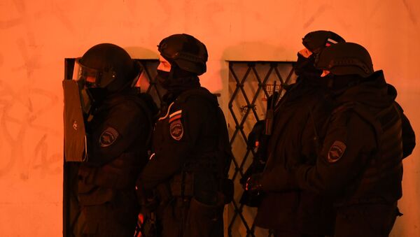 ضباط الأمن بالقرب من مبنى جهاز الأمن الفدرالي الروسي في ميدان لوبيانكا في موسكو حيث وقع إطلاق النار - سبوتنيك عربي