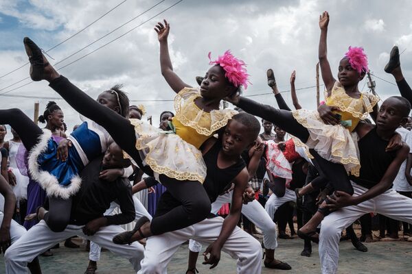 أعضاء مشروع إليمو، الذي يوفر فرص تعلم الرقص للأطفال في المدارس الكينية، في حي كيبيرا في نيروبي، كينيا 14 ديسمبر 2019 - سبوتنيك عربي