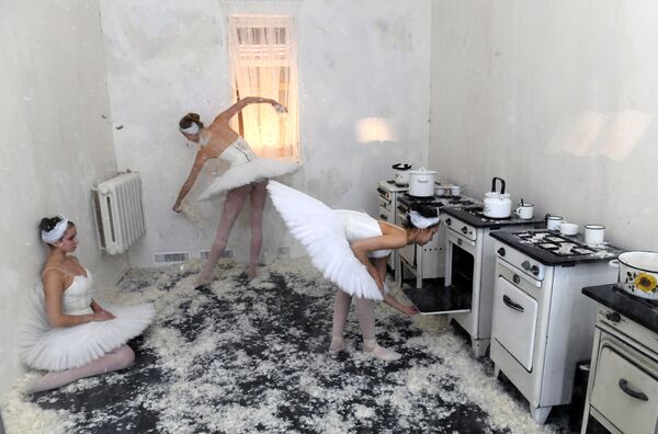 مطبخ مشترك في شقة قديمة، عاشت فيها راقصة الباليه الروسية الشهيرة مايا بليسيتسكايا، في إطار فعاليات معرض أنا، مايا بليستسكايا في قاعة العرض سوليانكا في موسكو، 16 ديسمبر 2019 - سبوتنيك عربي