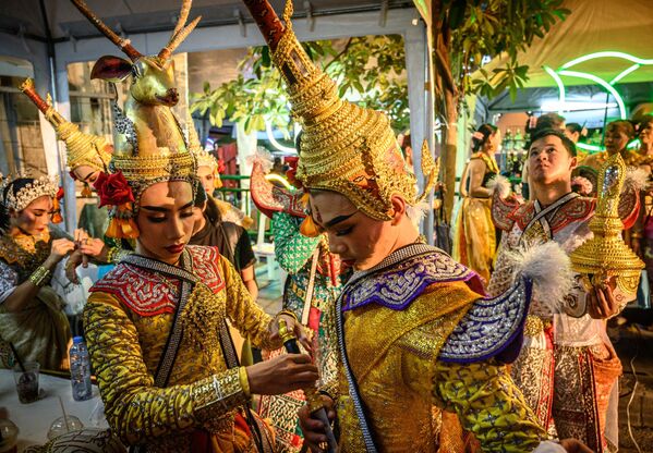 الراقصون التايلانديون التقليديون لمهرجان الشوارع في بانكوك، تايلاند في 15 ديسمبر 2019 - سبوتنيك عربي