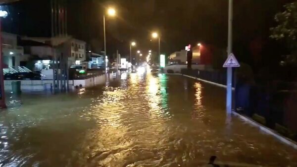 شارع غمرته المياه بفعل العاصفة إلسا في تروفا في بورتو، 21 ديسمبر/ كانون الأول 2019 - سبوتنيك عربي