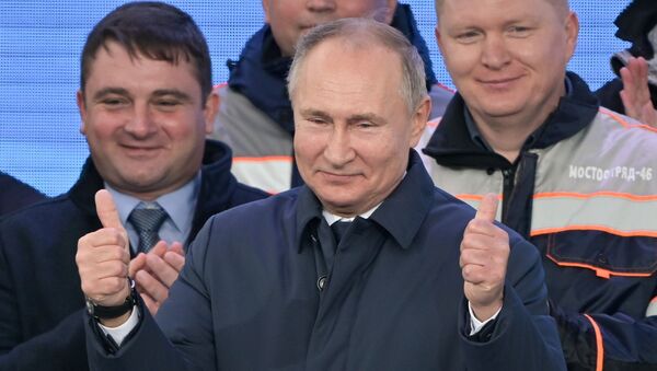 الرئيس الروسي فلاديمير بوتين يشارك في مراسم افتتاح خط السكك الحديدية عبر جسر القرم، شبه جزيرة القرم، روسيا 23 ديسمبر 2019 - سبوتنيك عربي