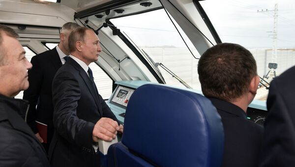 الرئيس الروسي فلاديمير بوتين يشارك في مراسم افتتاح خط السكك الحديدية عبر جسر القرم، شبه جزيرة القرم، روسيا 23 ديسمبر 2019 - سبوتنيك عربي