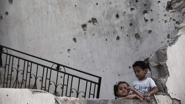 أطفال في ليبيا وفي الخلفية أثار طلقات الرصاص - سبوتنيك عربي